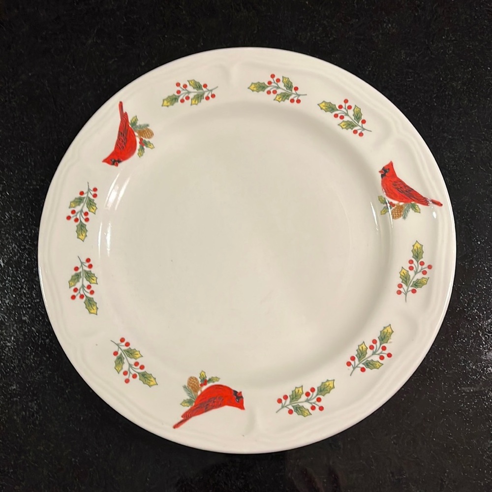 (1) Gibson WINTER BIRDS Dinner plate. 10- 1/8" Cardinal Christmas.